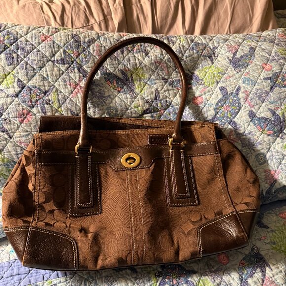 Coach Hamptons Signature Satchel - Picture 2 of 9